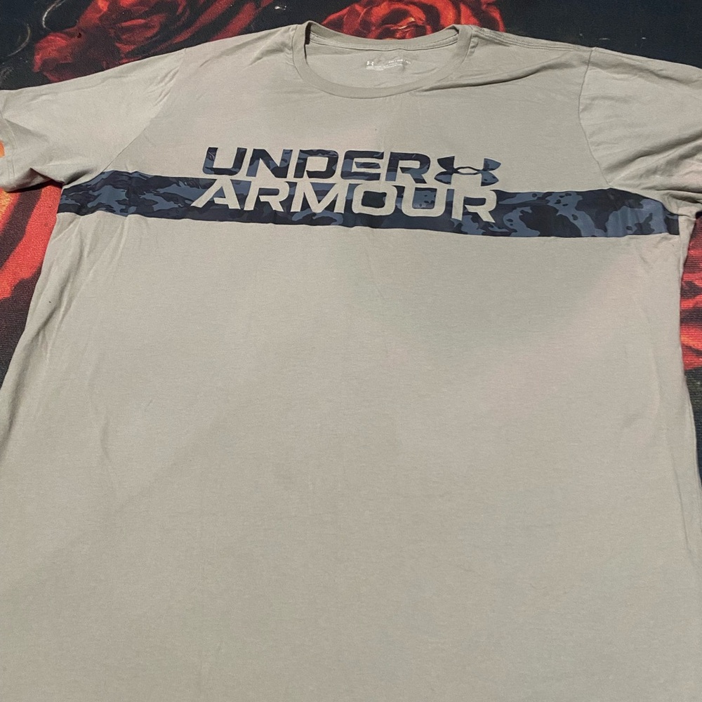 Under Armour T-Shirt with grey Camo Accent